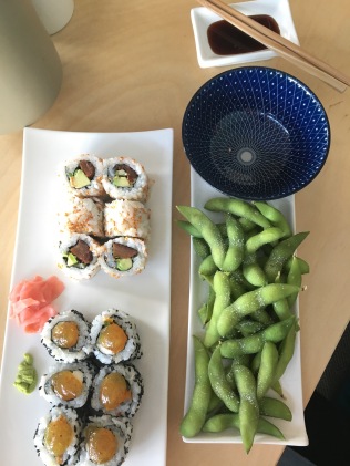 Edamame und veganes Sushi